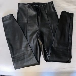 Cute leggings from Zara :)